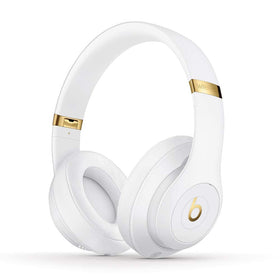 Beats Studio3 worn by commuter illustrating noise reduction and focus benefit