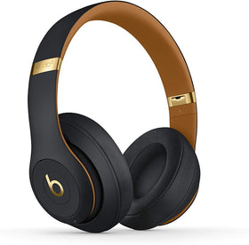 Beats Studio3 Midnight Black charging port with status light for quick refuel