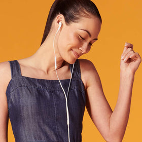 Belkin SoundForm built-in microphone enables hands-free calls on the go.
