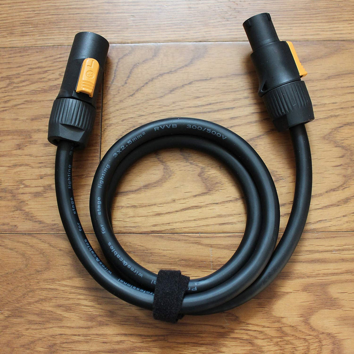 Bescoos IP65-rated connection image emphasizes dust and water resistance during outdoor shoots.