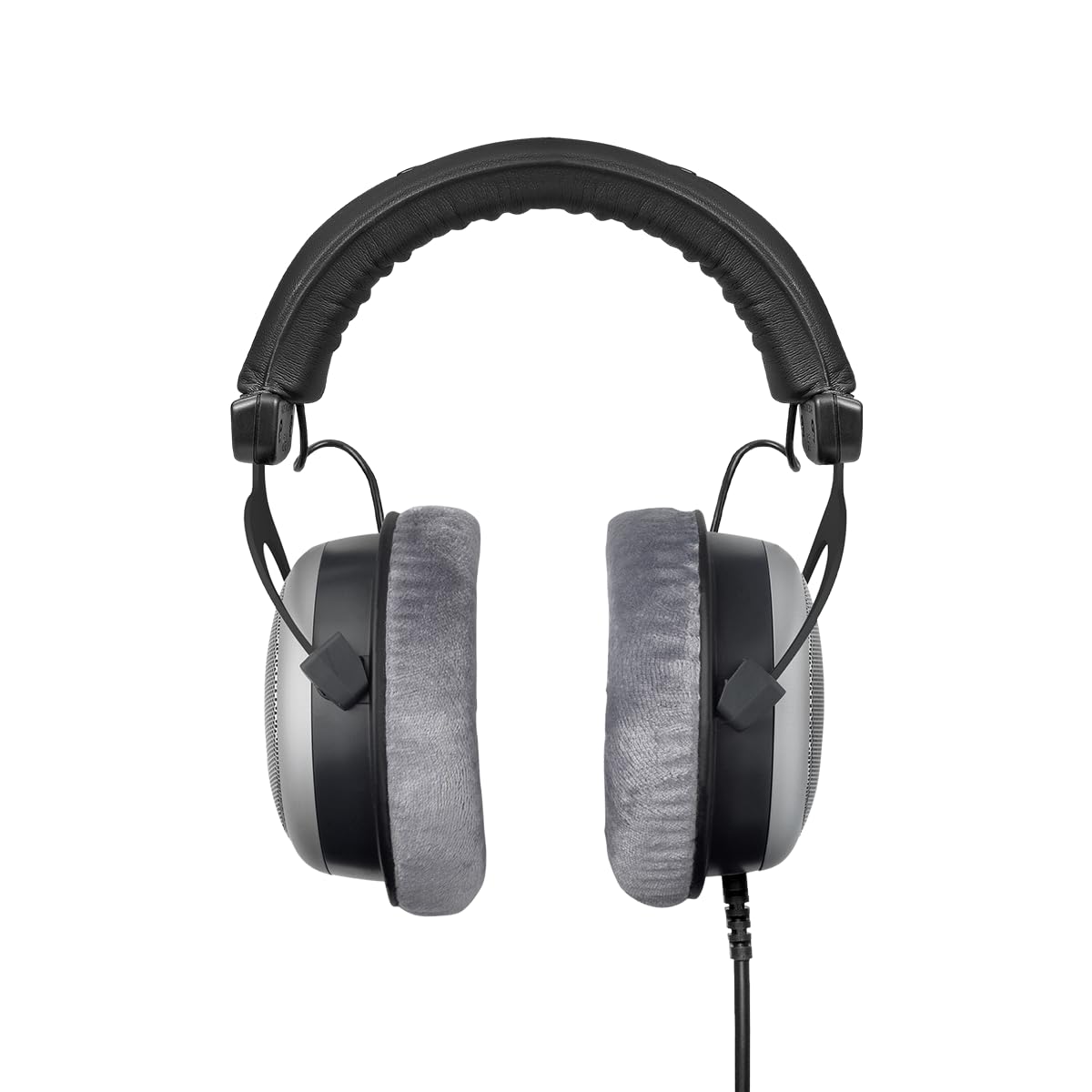 Coiled 3 m cable with adapters for flexible studio connectivity.