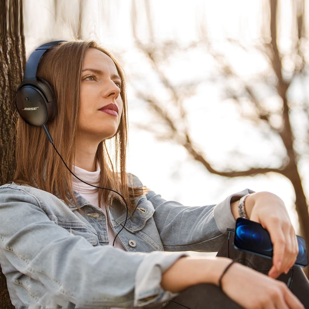 BINGLE cable connected to smartphone demonstrating mic and remote use