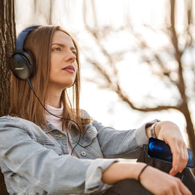 BINGLE cable connected to smartphone demonstrating mic and remote use