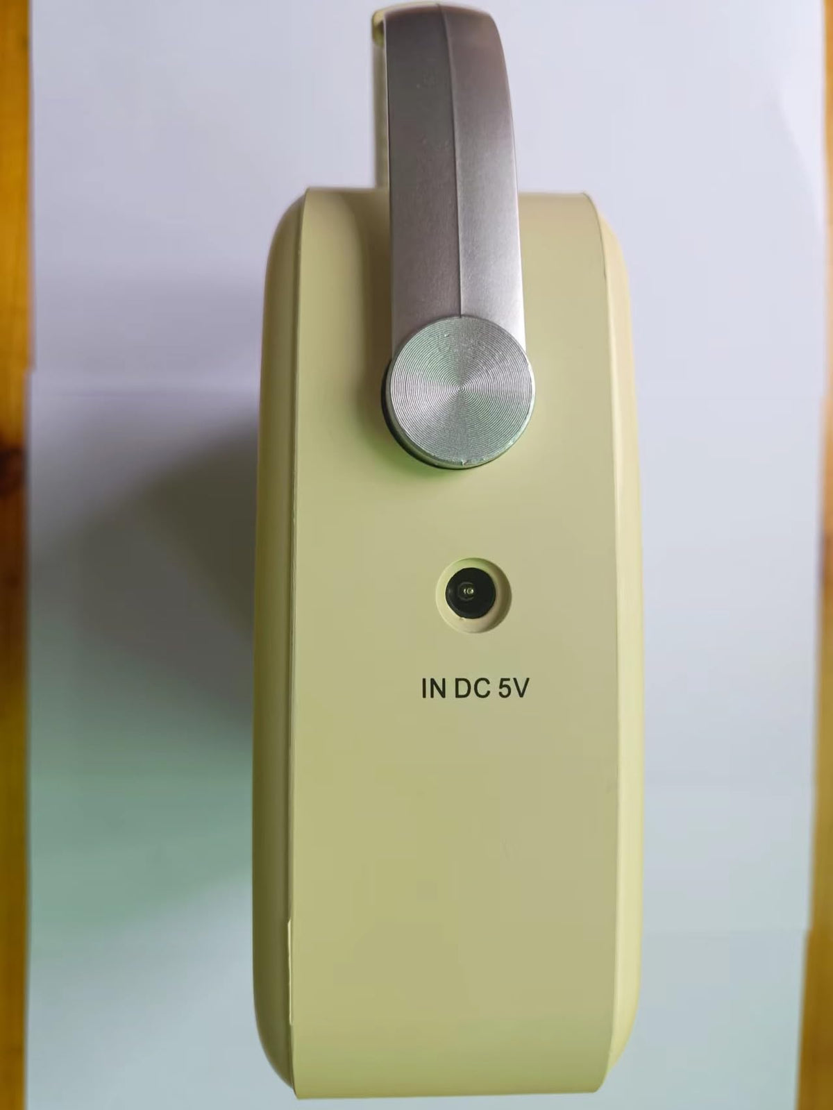 ABS-built Bingxue radio blends durability with vintage style.