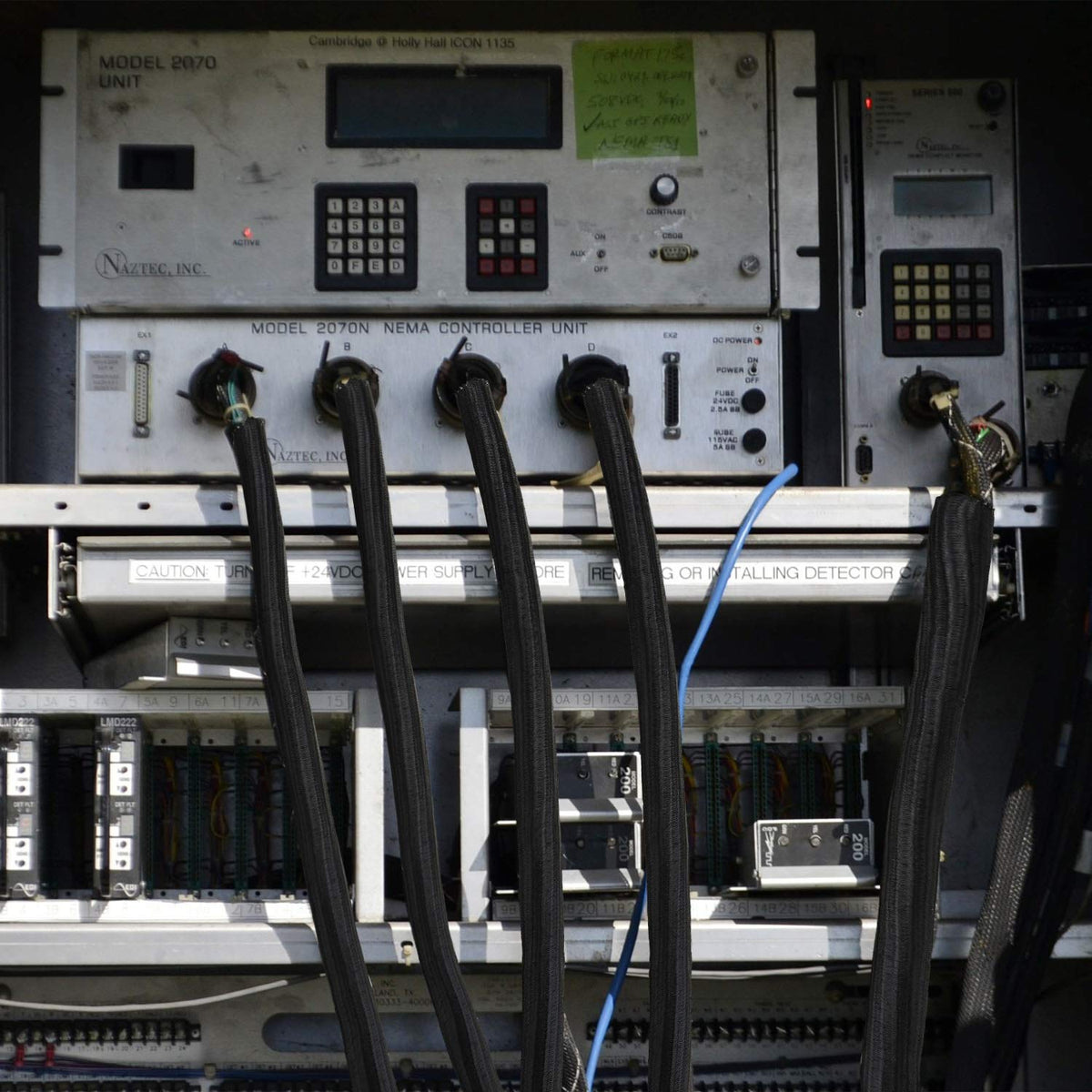 Boao cable organization behind TV helps keep wires tidy and accessible.
