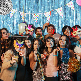 BOMSI metallic tinsel backdrop creates reflective lighting for memorable event photos