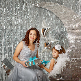 BOMSI silver tinsel backdrop creates eye-catching shine for birthdays.