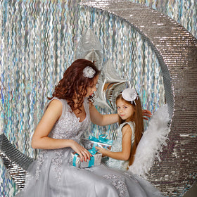 Bomsi wavy backdrop enhances photo booth shots with dynamic shimmer.