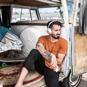 Bose 700 shows battery life and charging status with up to 20 hours.