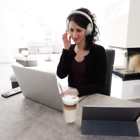 Bose 700 compact fold design for easy travel and storage.