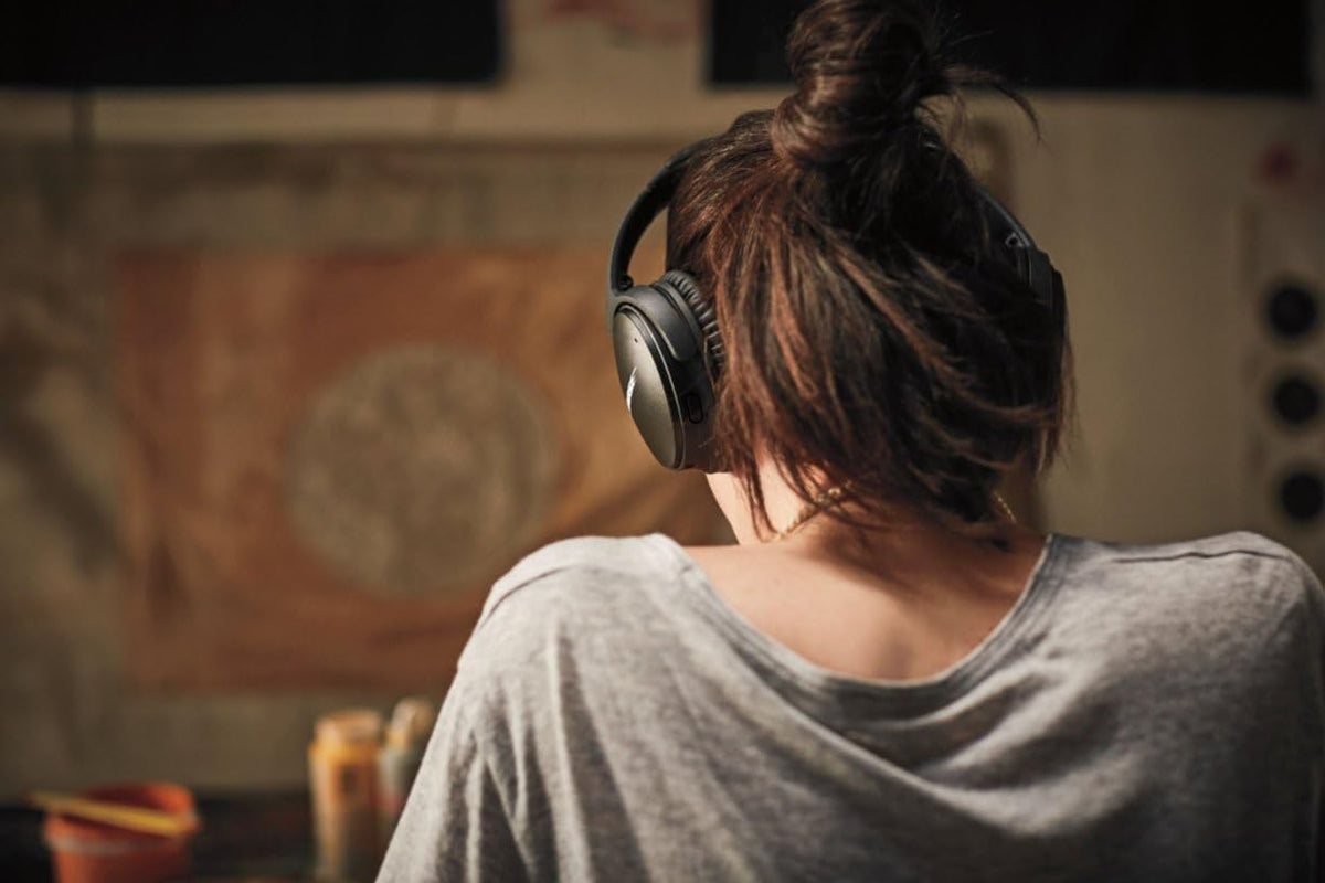 Bose QuietComfort 35 II in-the-box accessories like audio cable.