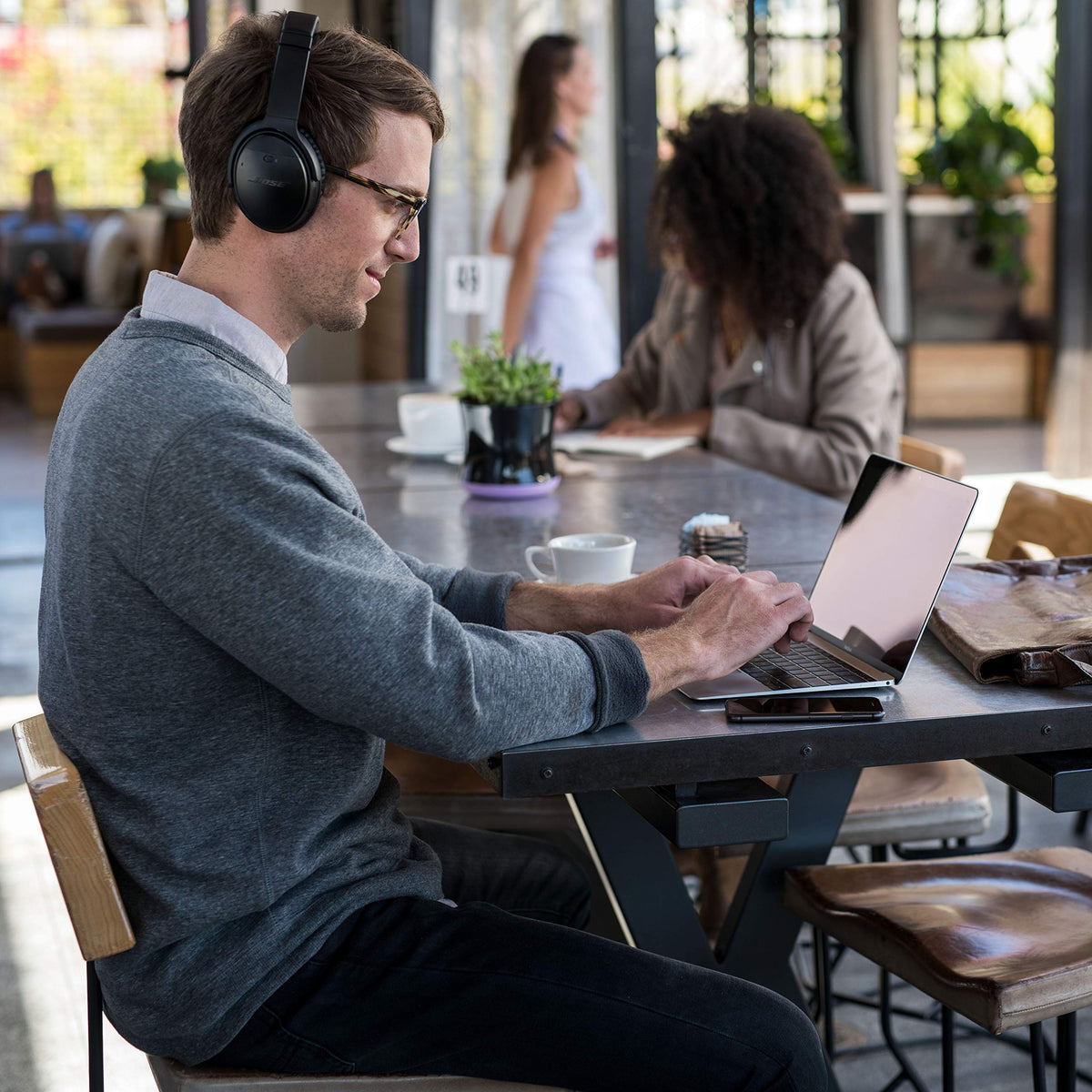 Bose QuietComfort 35 II Renewed black noise-cancellation switch ready for quiet environments.