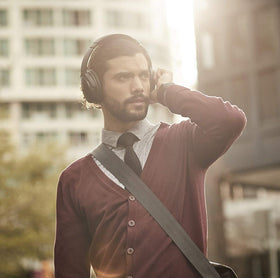 Bose QuietComfort 35 II Renewed black dual-mic system for clear calls.
