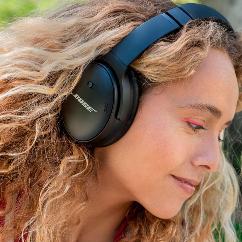 Bose QuietComfort 45 case with cable, travel-ready protection and easy storage.