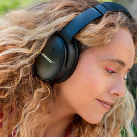 Bose QuietComfort 45 case with cable, travel-ready protection and easy storage.