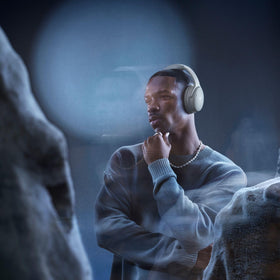 Bose QuietComfort headphones displayed with battery life up to 24 hours for all‑day use.