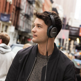 Bose QuietComfort 25 black wired headset with 3.5 mm jack for universal compatibility
