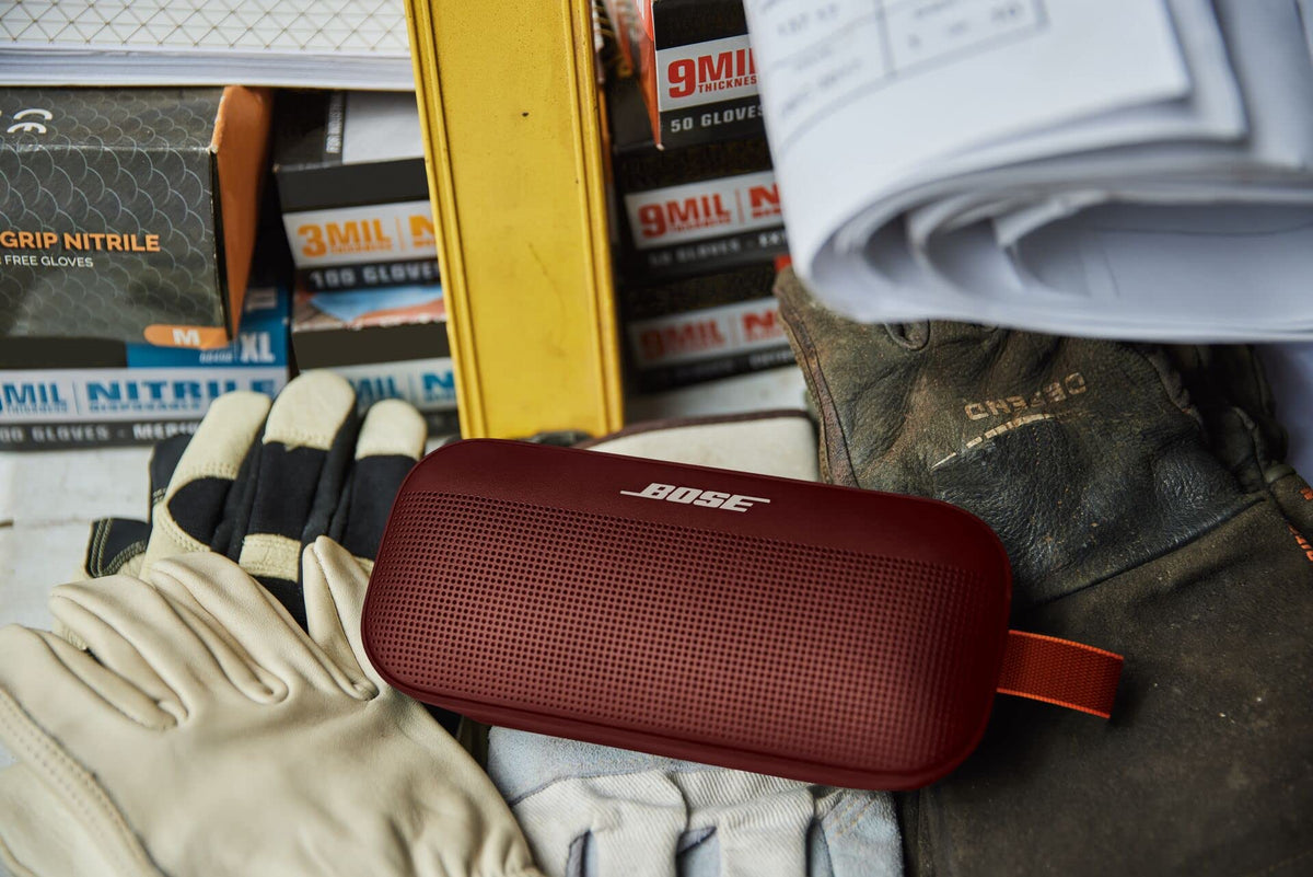 Bose SoundLink Flex Carmine Red - USB-C port and easy grip handle.