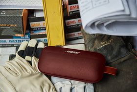 Bose SoundLink Flex Carmine Red - USB-C port and easy grip handle.