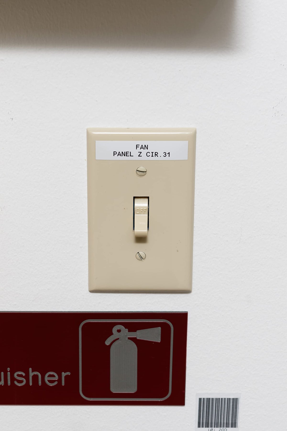 Brady adhesive label on warehouse shelf providing clear inventory identification