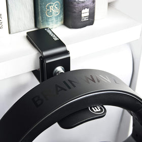 BRAINWAVZ Hengja with gaming headset mounted showing heavy-duty capacity benefit