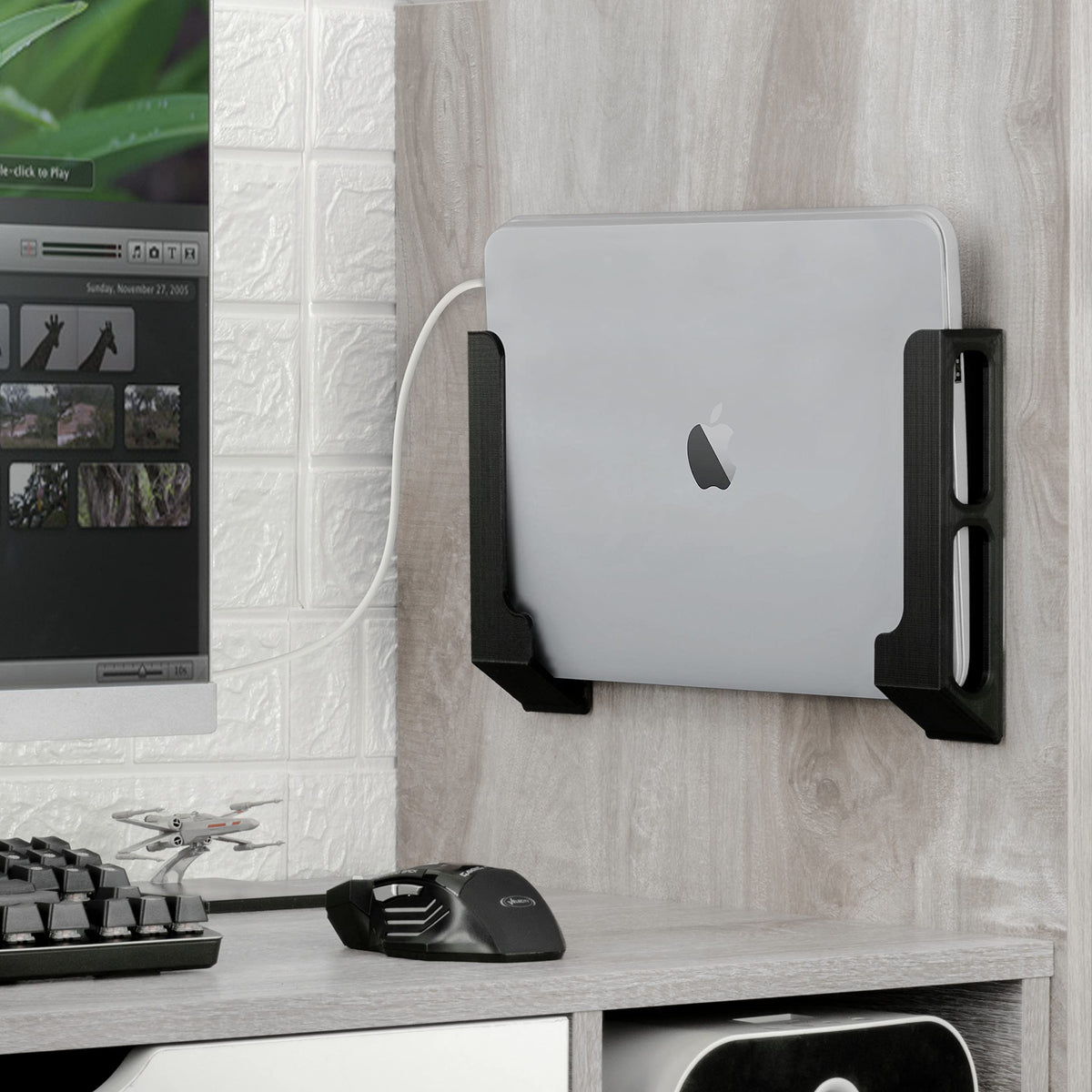 BRAINWAVZ side profile with laptop in slot demonstrating secure drop-in fit