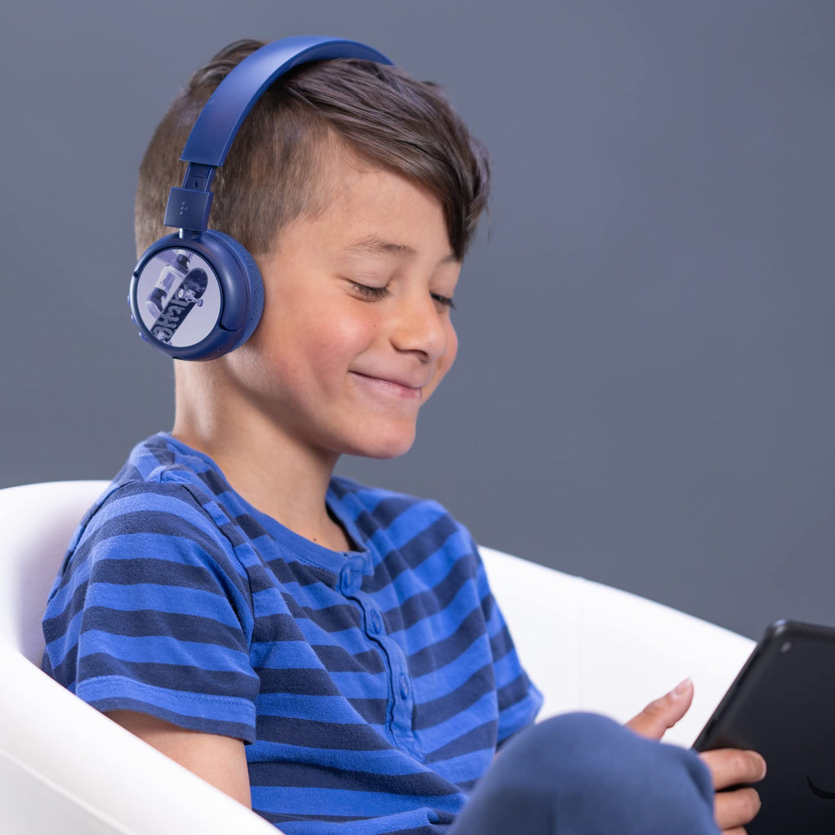 Included 3.5 mm wired cable for uninterrupted playback on the blue model