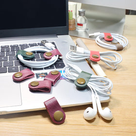CAILLU rose red cable winder on desk for quick tangles-free setup.