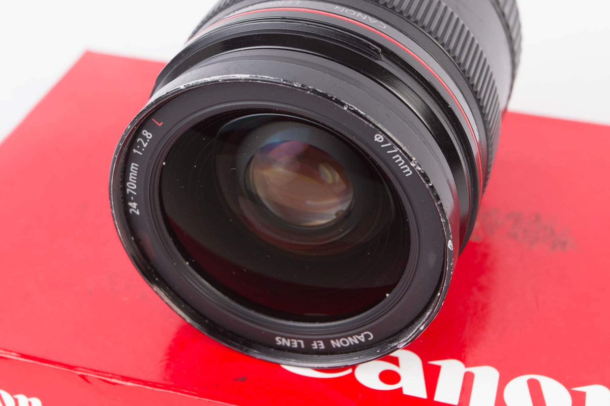 Canon EF 24-70mm f/2.8L USM lens close-focus ring for precise control