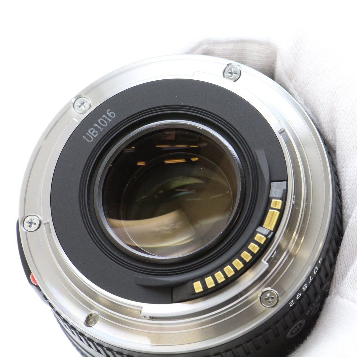 Versatile prime lens suits portraits, still life, and nature details with natural perspective.