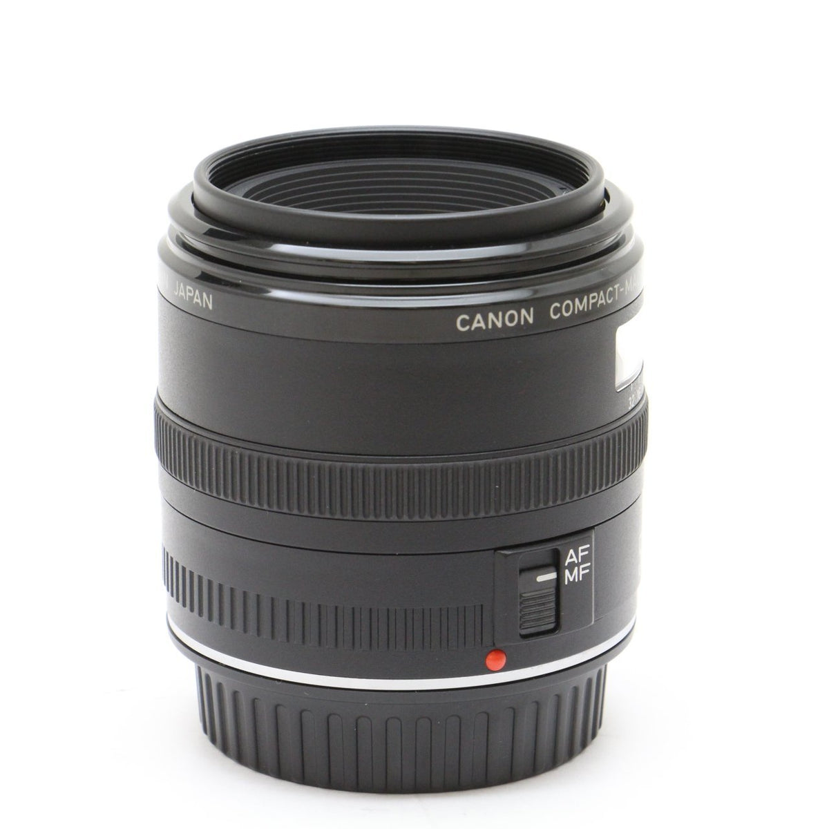 Bright f/2.5 aperture enables clearer low-light shots and shallow backgrounds.