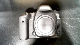 Canon EOS 5D Mark IV with EF 24-105mm lens kit for versatile shooting