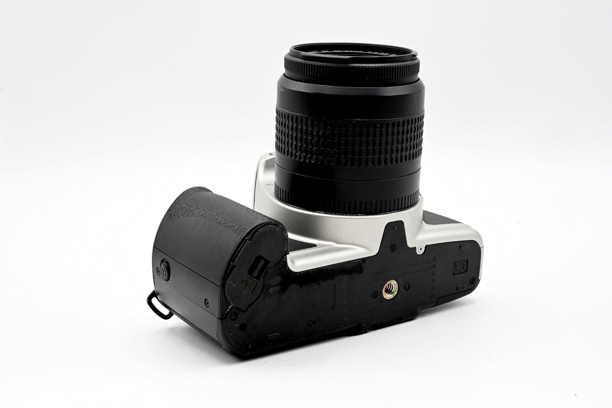 Canon EOS Kiss 35-80mm lens close-up highlighting focal range.