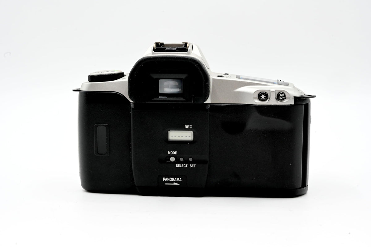 Canon EOS Kiss autofocus system in action delivering sharp portraits.