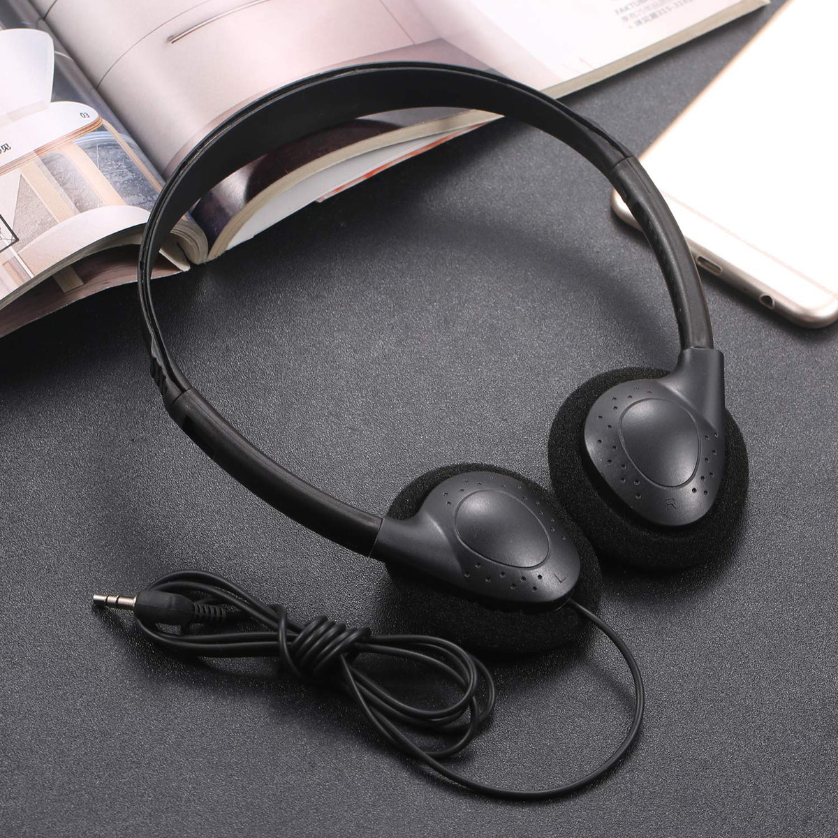 CN-Outlet headband close-up highlights durable PP plastic for daily classroom use.