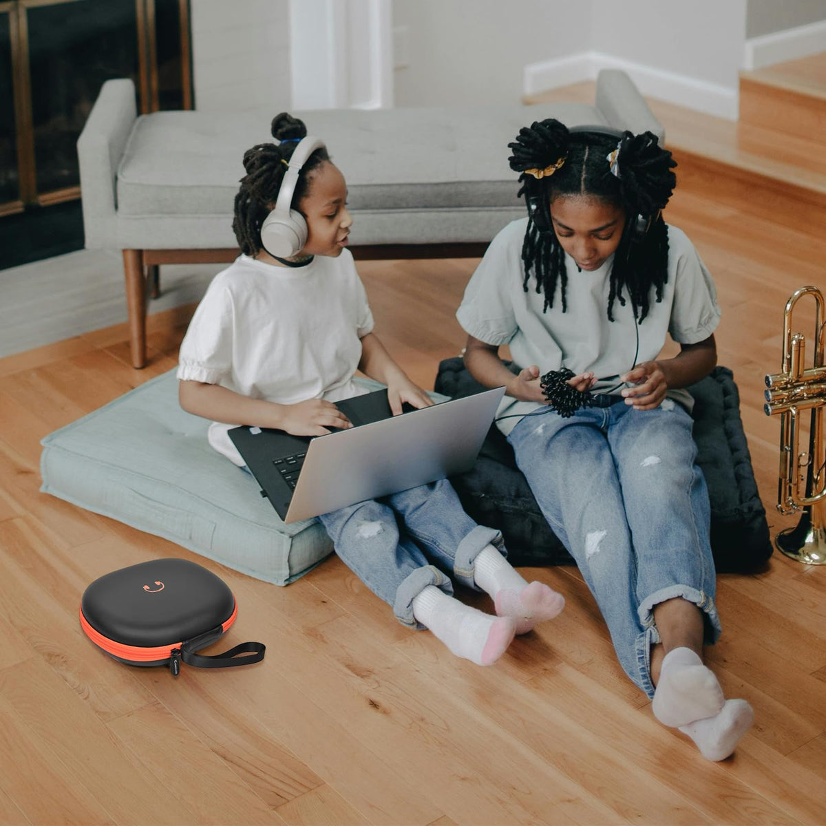 Comecase JBL 710BT case slim profile fits neatly in small bags.
