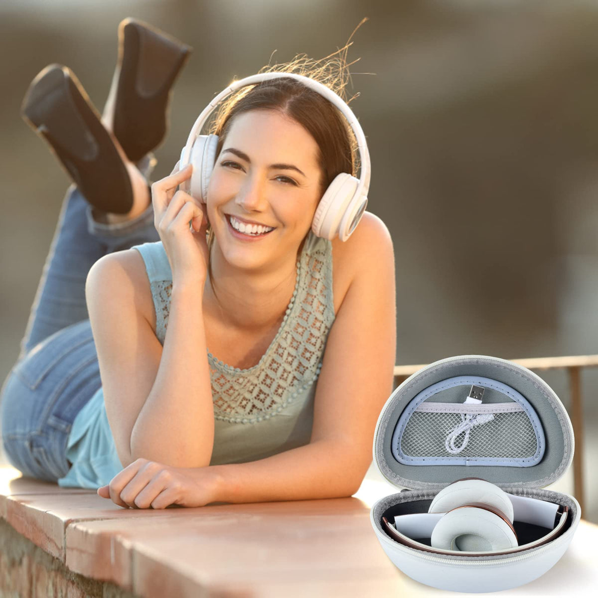 Comecase lightweight design at about 110 g for travel.