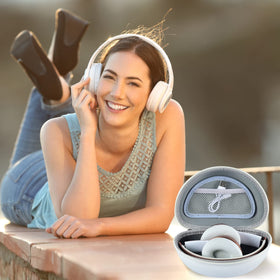 Comecase lightweight design at about 110 g for travel.