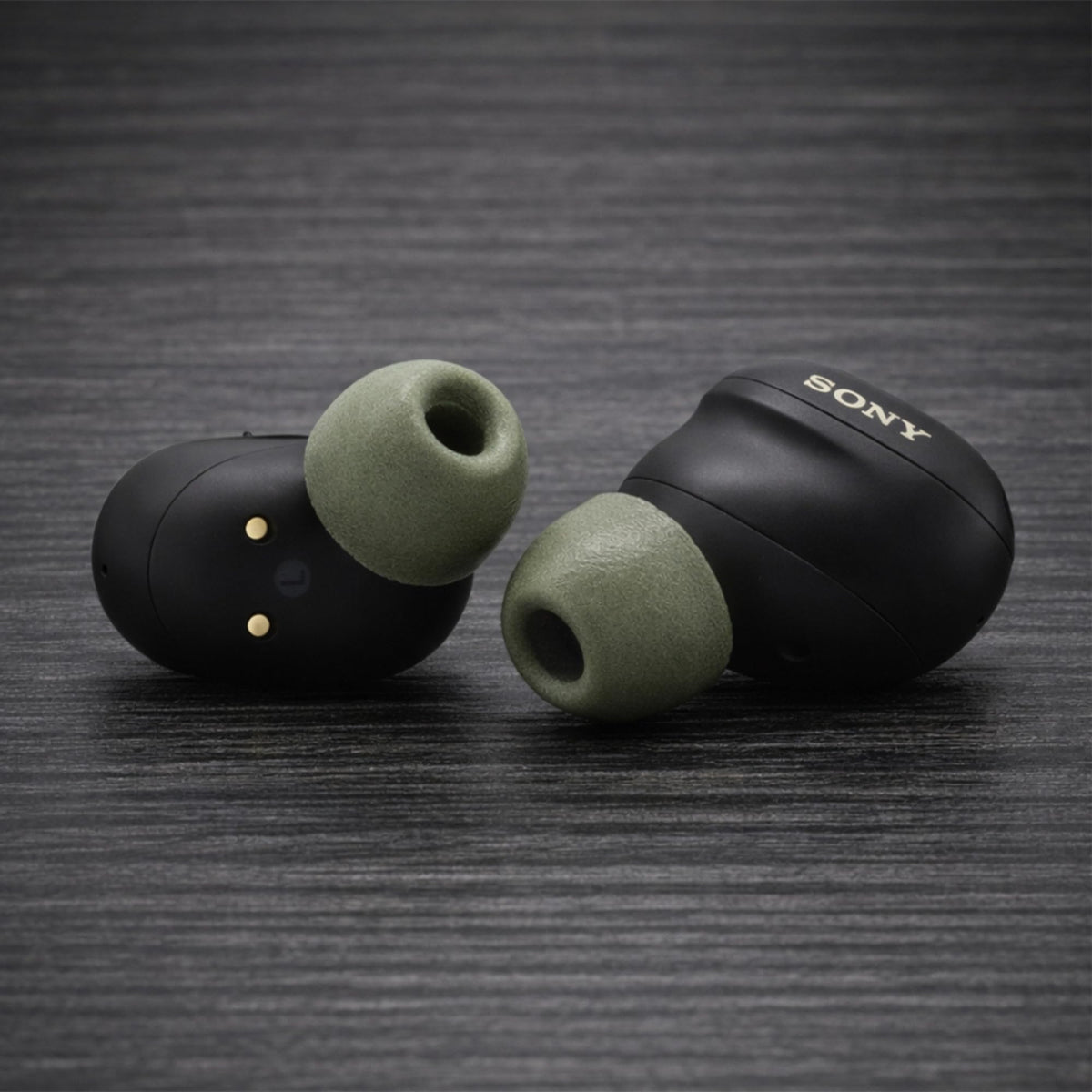 COMPLY compatibility label listing WF-1000XM5 and other Sony models benefit