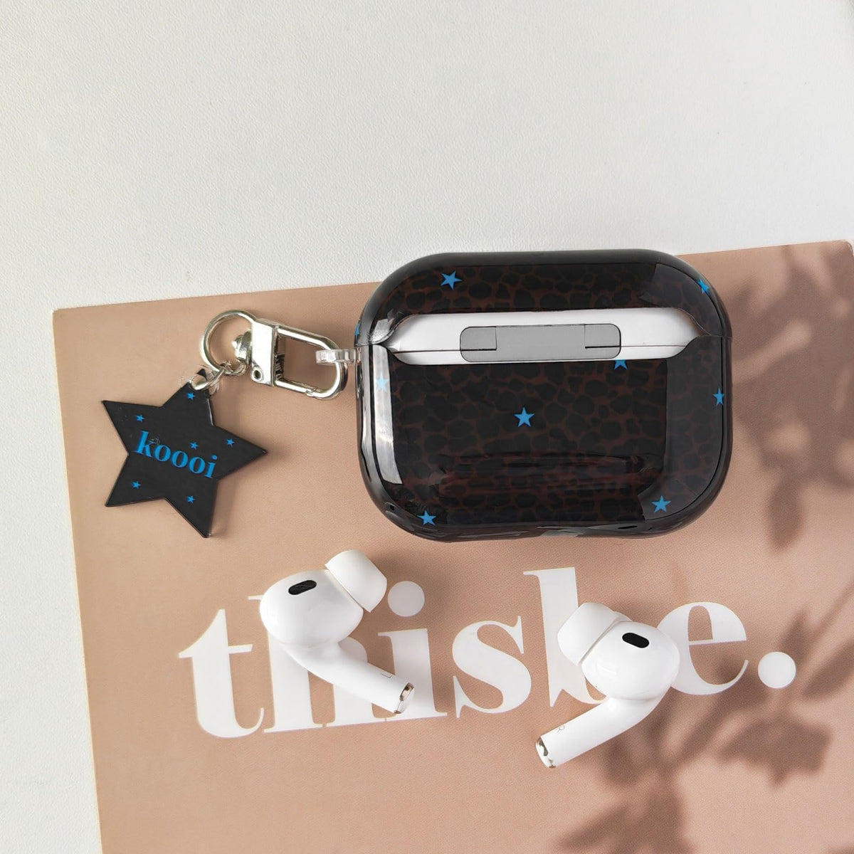 COTYPOFLIYTT airpods-pro-2-case-stars-keychain keeps accessories at hand.