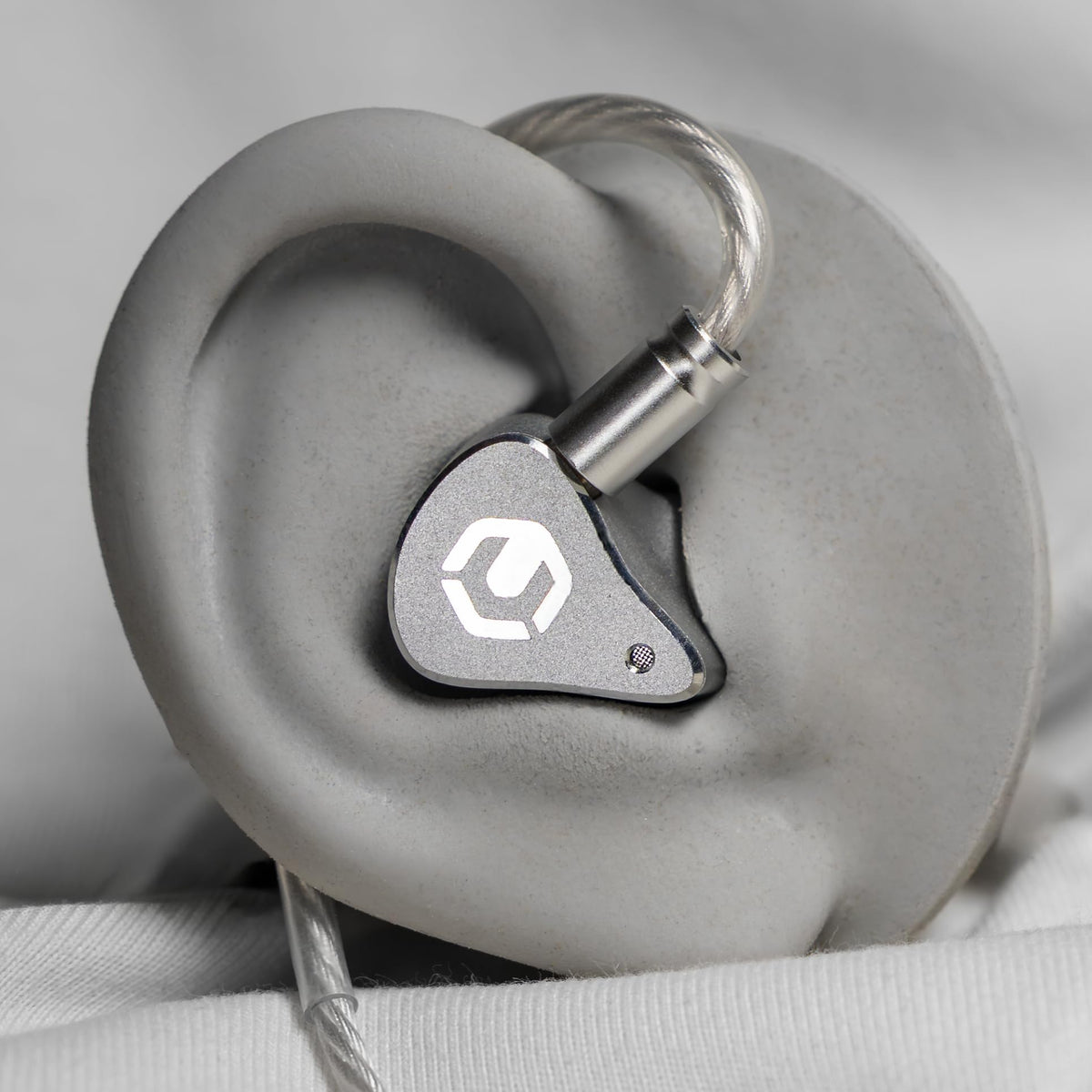 CrinEar Reference midrange drivers deliver articulate mids for natural vocals.