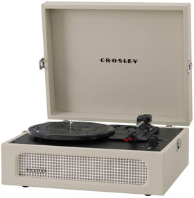 Crosley CR8017B-DU Voyager three-speed belt-drive mechanism for vinyl playback.