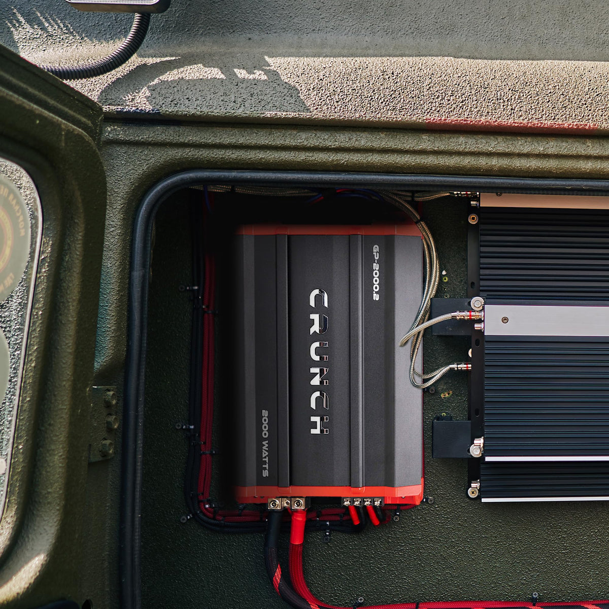 Crunch GP-2000-2 bridged mono mode offers high-power single-channel operation.