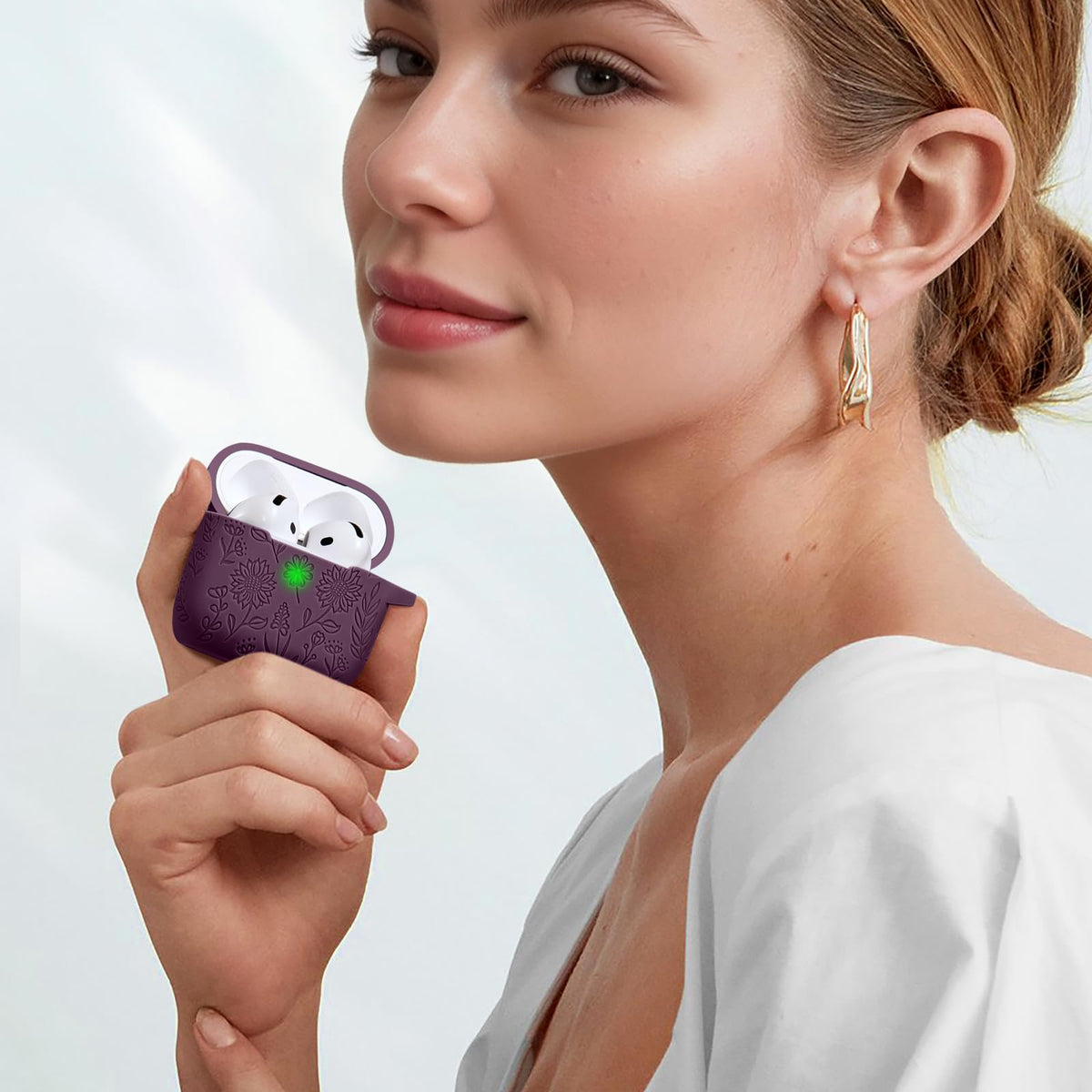 DaQin AirPods 4 case close-up shows 360° protection for daily use.