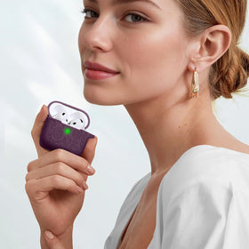 DaQin AirPods 4 case close-up shows 360° protection for daily use.