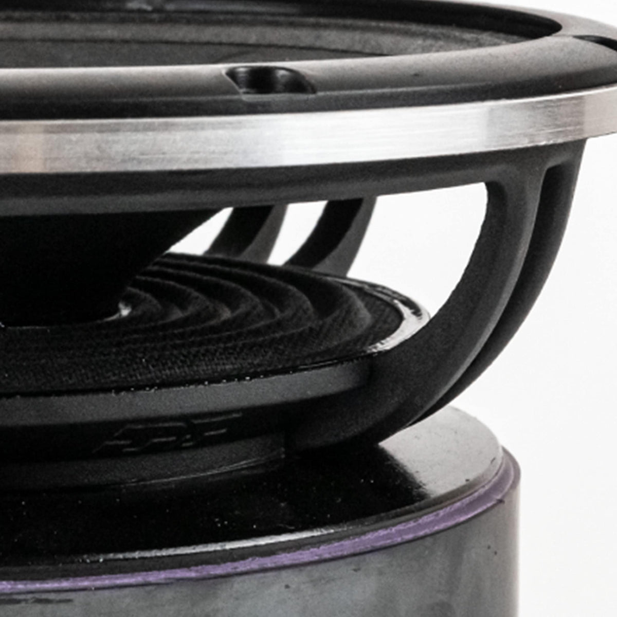 Deaf Bonce AP-M61AC aluminum basket provides rigid support for precise sound.
