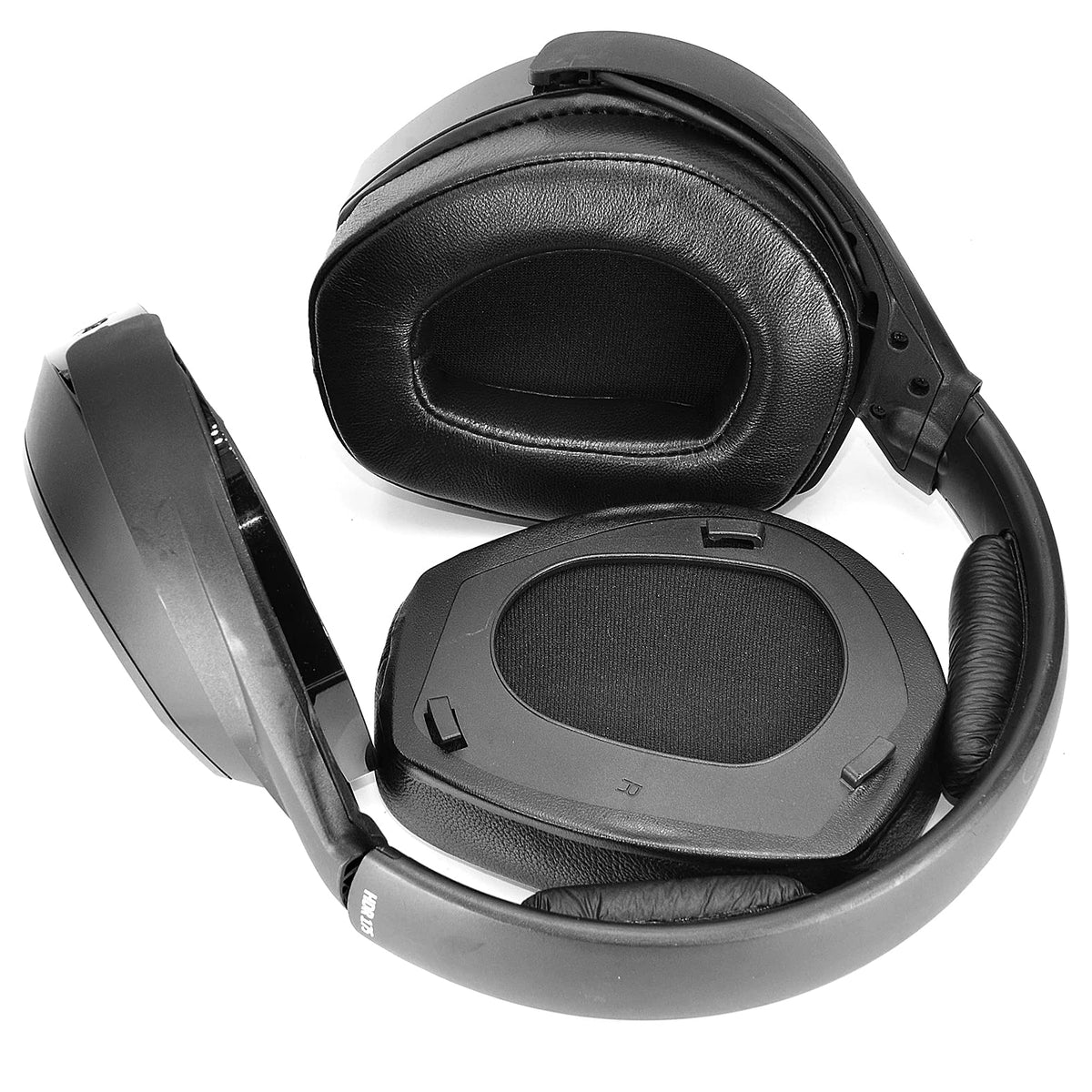 Defean RS165 ear pads installation with tool-free snap fit.