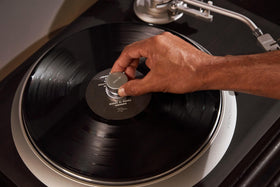 Heavy base with insulating feet minimizes vibrations for quiet listening