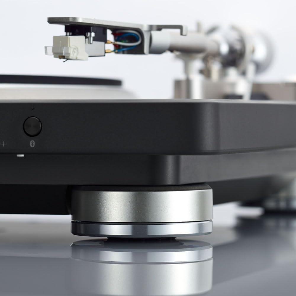 Denon DP-500BT platter close-up highlights the precision aluminum surface.