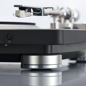 Denon DP-500BT platter close-up highlights the precision aluminum surface.
